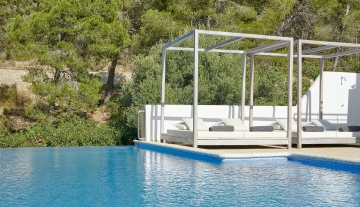 Resa Estates Ibiza for sale te koop Casa Rui Tourist license sta Eularia pool daybeds.jpg